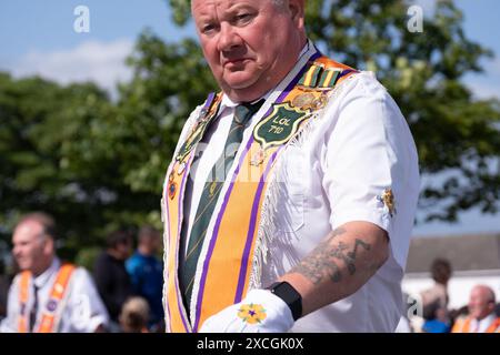 Membres de la Loyal Orange Lodge n° 710 sur le trajet de retour de la parade du débarquement royal à Carrickfergus, Irlande du Nord. Samedi 8 juin 2024. Banque D'Images