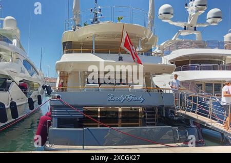 Cannes, Yachthafen. Lady Trudy CRN43 Yacht bzw Megayacht, gemeldet à la Valette. ALS Cote d Azur, italienisch Costa Azzurra, Deutsch azurblaue Küste, wird ein Teilstück der französischen Mittelmeerküste bezeichnet, gleichzeitig Teil der provenzalischen Küste. IM Englischen wird üblicherweise die Bezeichnung French Riviera verwendet. Neben den Residenzen vieler prominenter Persönlichkeiten ist die Französische Riviera ein Beliebtes Urlaubsgebiet in Frankreich. *** Cannes, marina Lady Trudy CRN43 Yacht ou Megayacht, immatriculé à la Valette la Côte d'Azur, Costa Azzurra italienne, bleu Azur allemand Banque D'Images