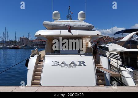 Yachthafen à Cannes. Yacht Baar, gemeldet à Fort Lauderdale. ALS Cote d Azur, italienisch Costa Azzurra, Deutsch azurblaue Küste, wird ein Teilstück der französischen Mittelmeerküste bezeichnet, gleichzeitig Teil der provenzalischen Küste. IM Englischen wird üblicherweise die Bezeichnung French Riviera verwendet. Neben den Residenzen vieler prominenter Persönlichkeiten ist die Französische Riviera ein Beliebtes Urlaubsgebiet in Frankreich. *** Marina à Cannes Yacht Baar, signalé à Fort Lauderdale la Côte d'Azur, Costa Azzurra italienne, côte bleu Azur allemande, est une section du M français Banque D'Images