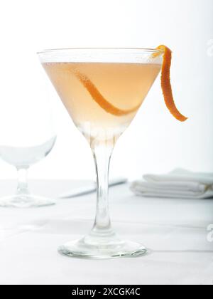 Cocktail avec une tranche d'orange Banque D'Images