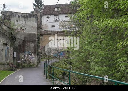 BRASOV, ROUMANIE - 4 MAI 2023 : la porte du Bastion (greffe du Bastion) fait partie de l'ancien système de fortification de la ville médiévale le long du ruisseau Cheu. Banque D'Images