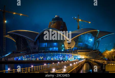 Bakou, Azerbaïdjan - 01 janvier 2018 : vue de nuit sur la construction du bâtiment de Bakou du centre commercial Caspian Waterfront Mall. Vue nocturne sur la ville Caspian Waterfront Mall Bak Banque D'Images