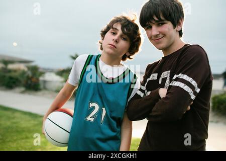 Portrait de deux jeunes joueurs de basket-ball. Banque D'Images