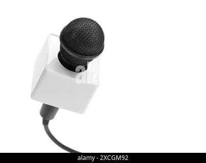 Gros plan du microphone noir isolé sur fond blanc Banque D'Images