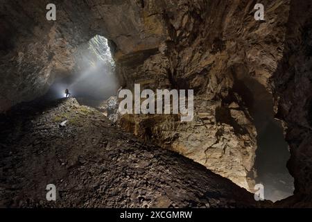 Expédition de spéléologie pour explorer les grottes du maître-système Tongzi dans le nord du comté de Wulong, province de Chongqing en Chine Banque D'Images