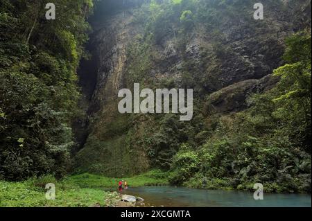 Expédition de spéléologie pour explorer les grottes du maître-système Tongzi dans le nord du comté de Wulong, province de Chongqing en Chine Banque D'Images