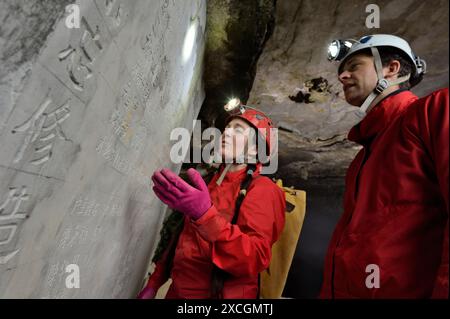 Expédition de spéléologie pour explorer les grottes du maître-système Tongzi dans le nord du comté de Wulong, province de Chongqing en Chine Banque D'Images