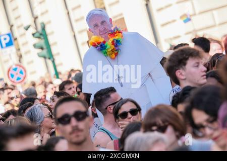 Rome, Italie. 15 juin 2024. Un panneau avec une silhouette du pape François portant un collier de fleurs arc-en-ciel vu lors du défilé pour le 30e anniversaire de Roma Pride 2024. Crédit : SOPA images Limited/Alamy Live News Banque D'Images
