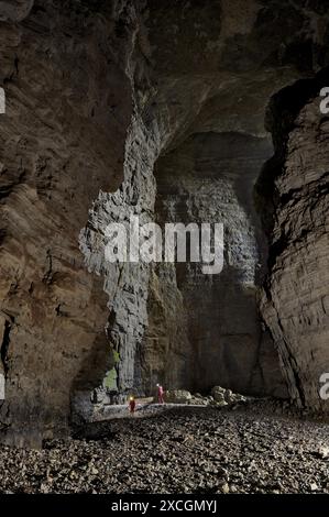 Expédition de spéléologie pour explorer les grottes du maître-système Tongzi dans le nord du comté de Wulong, province de Chongqing en Chine Banque D'Images