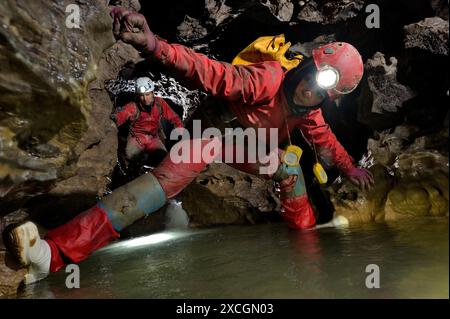 Expédition de spéléologie pour explorer les grottes du maître-système Tongzi dans le nord du comté de Wulong, province de Chongqing en Chine Banque D'Images