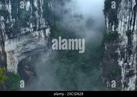 Expédition de spéléologie pour explorer les grottes du maître-système Tongzi dans le nord du comté de Wulong, province de Chongqing en Chine Banque D'Images