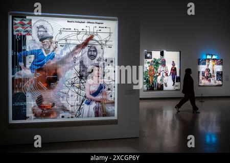 Londres, Royaume-Uni. 17 juin 2024. (L) 'four Hundred Meter Dash', 2018, et d'autres peintures d'invisibilité lors d'un aperçu de 'There Is Light Somewhere', une nouvelle exposition de l'artiste bahamien Tavares Strachan, basé à New York. De nouvelles commandes sculpturales monumentales, des collages à grande échelle, des œuvres au néon, des sculptures en bronze et en céramique et des installations mixtes sont exposées à la Hayward Gallery du 18 juin au 1er septembre 2024. Credit : Stephen Chung / Alamy Live News Banque D'Images