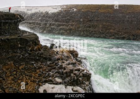 Un touriste prend une photo à Gullfoss Waterfall près de Reykjavik, Islande Banque D'Images