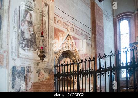 Sarcophage gothique Giovanni Salerni du XIV siècle et fresques de Stefano da Zevio, Giovanni Badile et Bonaventura Boninsegna du XIV et XV cent Banque D'Images