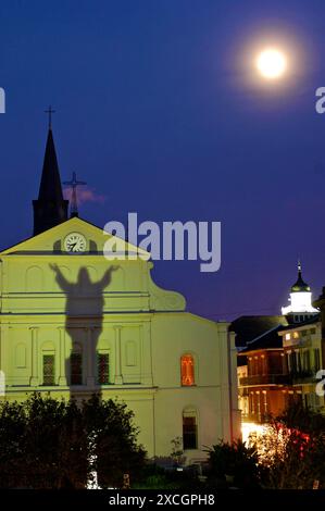 Statue de Jésus-Christ jette une ombre sur le dos de la cathédrale Saint-Louis à la Nouvelle-Orléans, LOUISIANE Banque D'Images