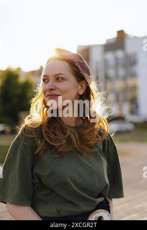 Adolescente avec longboard dans la ville. Banque D'Images