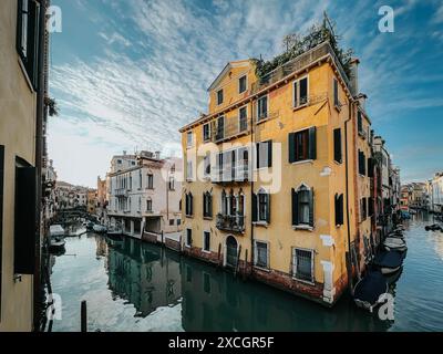 Bâtiment au coin du canal étroit tranquille à Venise, Italie. Banque D'Images