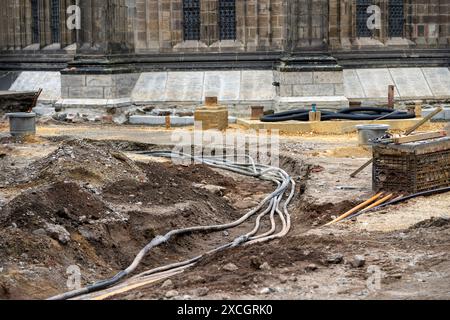 Chantier de construction avec pose d'une ligne électrique Banque D'Images