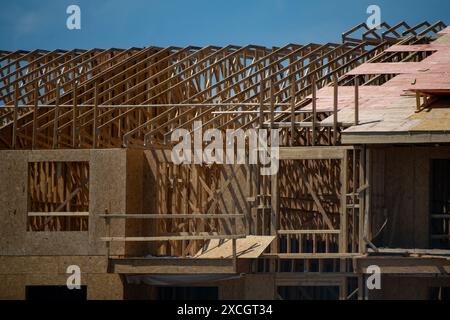 Charpente et toiture. Ossature bois d'une maison contre un ciel bleu. Le cadre du chalet. Le début de la construction de la maison Banque D'Images