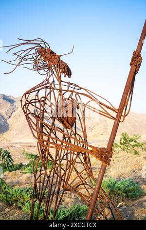 Sculpture d'un homme faite de ferraille. Banque D'Images