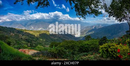 Chicamocha, deuxième plus grand canyon au monde, canyon à flancs escarpés creusé par la rivière Chicamocha. Département de Santander. Colombie paysage sauvage. C Banque D'Images