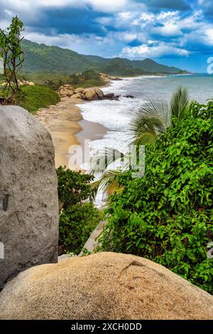 Plus belle plage des Caraïbes, Playa Arenilla dans le parc national Tayrona, paysage naturel sauvage de Colombie Banque D'Images