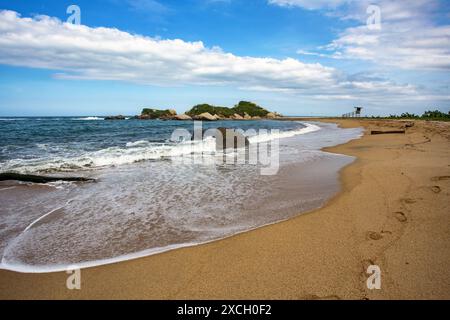 Plus belle plage des Caraïbes, Playa Arenilla dans le parc national Tayrona, paysage naturel sauvage de Colombie Banque D'Images