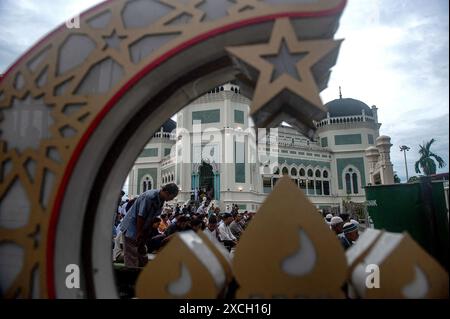 Medan, Indonésie. 17 juin 2024. Musulmans se préparant à effectuer les prières de l'Aïd al-Adha 1445 Hijri dans la plus haute mosquée de Medan, Al Mashun, Sumatra du Nord, Indonésie, le lundi 17 juin, 2024. crédit : Abaca Press/Alamy Live News Banque D'Images