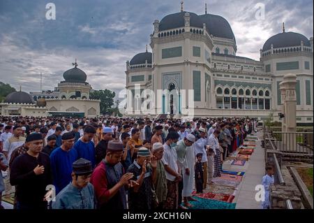 Medan, Indonésie. 17 juin 2024. Des musulmans sont vus en train d'exécuter la prière Hijri de l'Aïd al-Adha 1445 dans la plus haute mosquée de Medan, Al Mashun, dans le nord de Sumatra, Indonésie, le lundi 17 juin, 2024. crédit : Abaca Press/Alamy Live News Banque D'Images