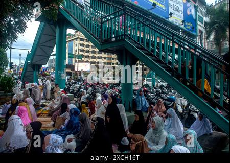 Medan, Indonésie. 17 juin 2024. Des musulmans sont vus en train d'exécuter la prière Hijri de l'Aïd al-Adha 1445 devant la plus haute mosquée de Medan, Al Mashun, dans le nord de Sumatra, Indonésie, le lundi 17 juin, 2024. crédit : Abaca Press/Alamy Live News Banque D'Images