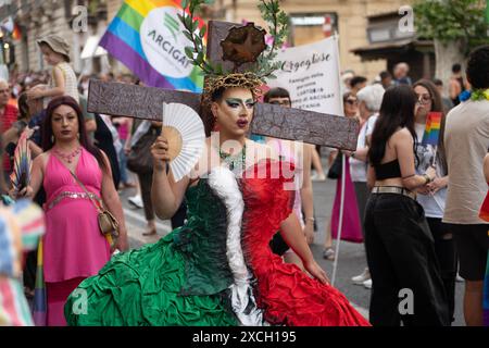 CATANE, ITALIE - 15 JUIN 2024 : participants au défilé Gay Pride à Catane. Personne vêtue d'un costume dramatique aux couleurs de l'italien Banque D'Images