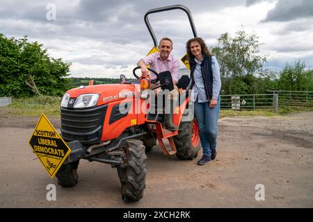 Alex Cole-Hamilton, leader libéral démocrate écossais, avec Wendy Chamberlain, leader adjoint des libéraux démocrates, lors d'une visite à Craigie's Farm dans le sud du Queensferry pour lancer le manifeste des élections générales du parti. Date de la photo : lundi 17 juin 2024. Banque D'Images