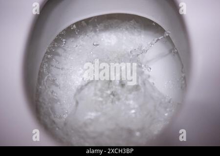 Berlin, Allemagne. 17 juin 2024. L'eau s'écoule dans une toilette. Berliner Wasserbetriebe a tenu sa conférence de presse annuelle le 17 juin. Crédit : Sebastian Christoph Gollnow/dpa/Alamy Live News Banque D'Images