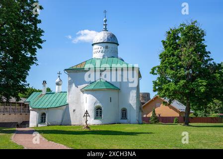 La cathédrale de Nicolas le Wonderworker dans la forteresse d'Izborsk. Région de Pskov, Russie Banque D'Images