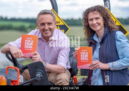 Alex Cole-Hamilton, leader libéral démocrate écossais, et Wendy Chamberlain, leader adjoint libéral démocrate, lors d'une visite à Craigie's Farm dans le sud du Queensferry pour lancer le manifeste des élections générales du parti. Date de la photo : lundi 17 juin 2024. Banque D'Images