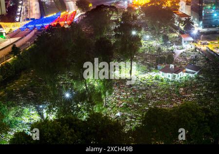 Illuminé par des lumières colorées, Saloma Link change de couleurs au hasard, avec le cimetière musulman au premier plan. Une autoroute et la rivière Klang courent par,Under Banque D'Images