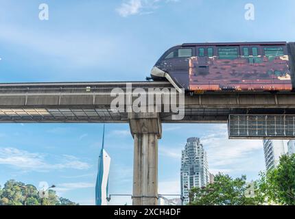 Un réseau de transport intégré moderne et efficace, fonctionnant sur de hauts piliers de soutien en béton, serrant en douceur à travers l'horizon de la ville, reliant beaucoup Banque D'Images