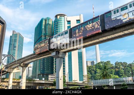 Un réseau de transport intégré moderne et efficace, fonctionnant sur de hauts piliers de soutien en béton, serrant en douceur à travers l'horizon de la ville, reliant beaucoup Banque D'Images