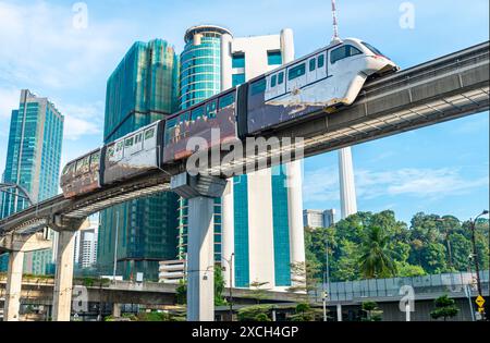 Un réseau de transport intégré moderne et efficace, fonctionnant sur de hauts piliers de soutien en béton, serrant en douceur à travers l'horizon de la ville, reliant beaucoup Banque D'Images