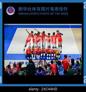 (240617) -- PÉKIN, 17 juin 2024 (Xinhua) -- PHOTO SPORTIVE DE LA SEMAINE XINHUA (du 10 au 16 juin 2024) TRANSMISE le 17 juin 2024. Les joueuses de Chine célèbrent après le match préliminaire entre la Chine et l'Allemagne à la Women's Volleyball Nations League 2024 Hong Kong à Hong Kong, Chine du Sud, le 14 juin 2024. (Xinhua/Zhu Wei) Banque D'Images