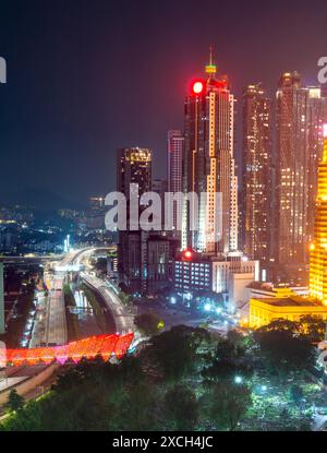 Illuminé par des lumières colorées, Saloma Link change de couleurs au hasard, avec le cimetière musulman au premier plan. Une autoroute et la rivière Klang courent par,Under Banque D'Images