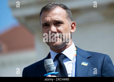 Munich, Allemagne. 17 juin 2024. Andriy Shevchenko, ancien footballeur et président de l'Association ukrainienne de football (UAF), prend la parole lors d'un rassemblement sur la Wittelsbacherplatz. Crédit : Sven Hoppe/dpa/Alamy Live News Banque D'Images