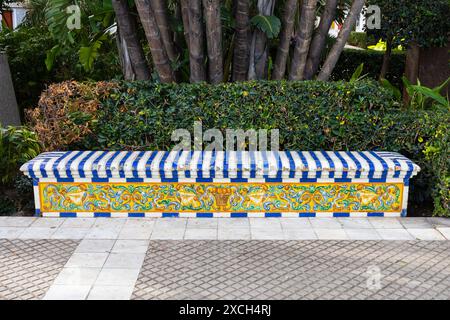 Bancs de parc en céramique à motifs et carreaux à Park, Jardines clara Campoamor, Cadix, Andalousie, Espagne. Banc de jardin. Banque D'Images