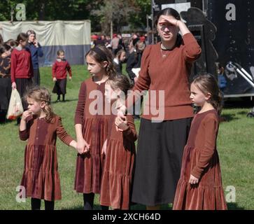 5 soeurs, 4 identiquement habillées modestement avec des manches longues et des robes longues, célébrant Sukkos dans un parc Manny Weldler à Monsey, New York. Banque D'Images