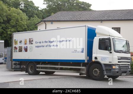 Fourgonnette de livraison coopérative garée devant le magasin à Ivybridge devon Banque D'Images
