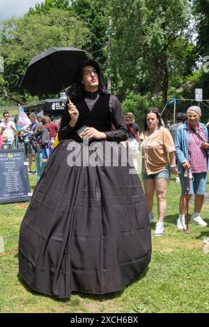 À la conclusion de la Pride Parade2024 à Poughkeepsie, un grand homme en Drag attire les regards des spectateurs. Banque D'Images