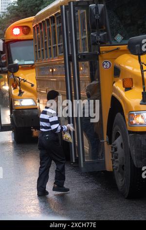 Par un matin 2, deux garçons juifs ultra-orthodoxes montent dans un bus pour aller à l'école. Sur Lee Avenue à Williamsburg, Brooklyn, New York. Banque D'Images