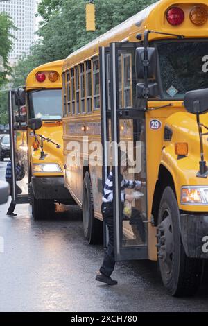 Par un matin 2, deux garçons juifs ultra-orthodoxes montent dans un bus pour aller à l'école. Sur Lee Avenue à Williamsburg, Brooklyn, New York. Banque D'Images