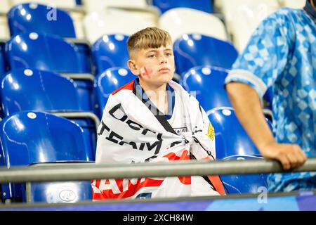 Gelsenkirchen, Allemagne. 16 juin 2024. Un jeune fan de football anglais vu sur les tribunes après le match de l'UEFA Euro 2024 dans le groupe C entre la Serbie et l'Angleterre à Veltins-Arena à Gelsenkirchen. Crédit : Gonzales photo/Alamy Live News Banque D'Images