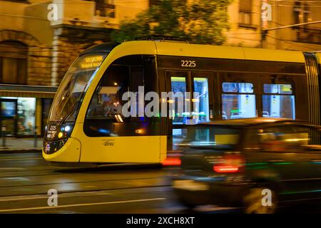 Un tramway CAF Urbos 3 par une soirée pluvieuse de nuit à Budapest, Hongrie Banque D'Images